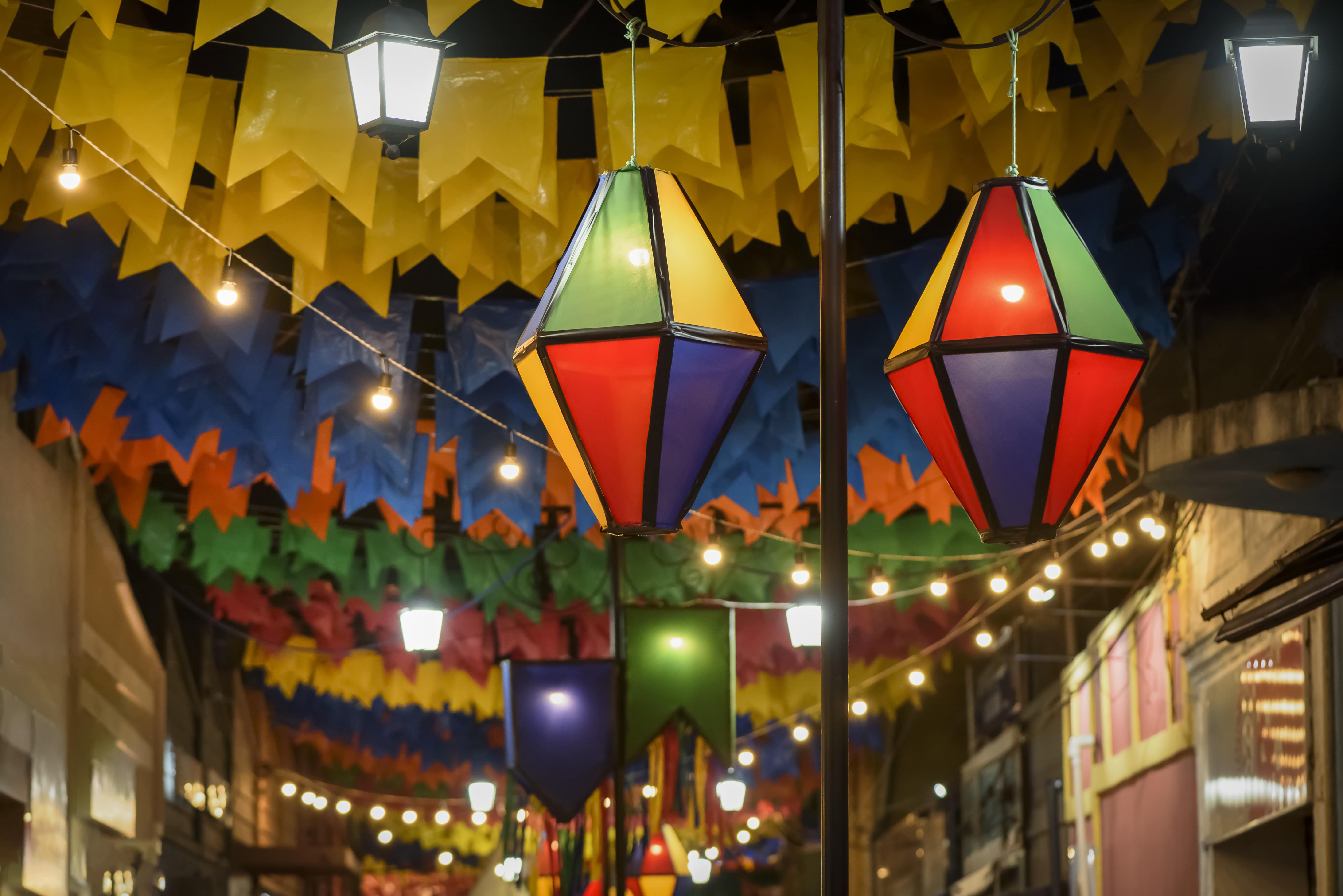 Balões decorativos e bandeiras coloridas para o festival de são joão em junho no nordeste do brasil