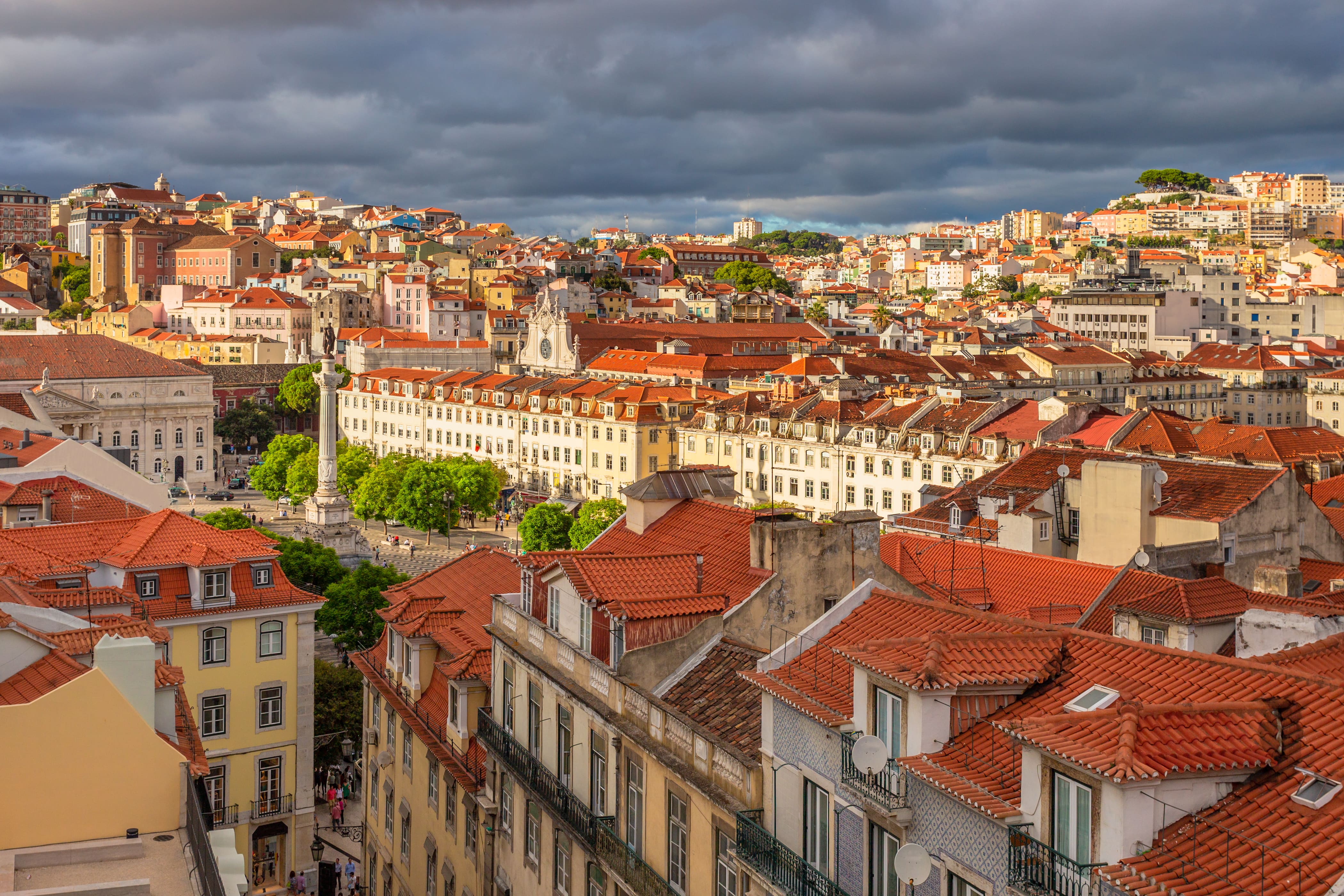 Vista para a praça rei pedro iv e ruas antigas do centro da cidade com casas de azulejos laranja lisboa portugal